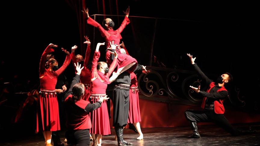 Mersin Devlet Opera ve Balesi 'Yerelden Evrensele'nin prömiyerini sahneledi