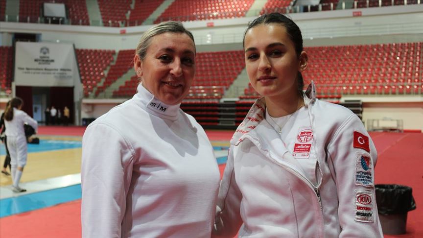 Milli eskrimci kızından etkilenen fizik öğretmeni anne aynı spora başladı