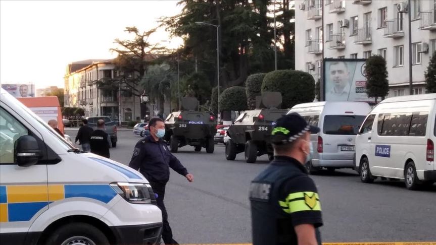 Hombre armado toma como rehenes a nueve personas en la capital de Georgia