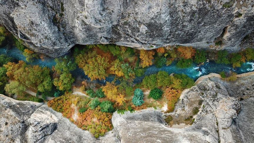 Tohma Kanyonu sonbahar renkleriyle görsel şölen sunuyor