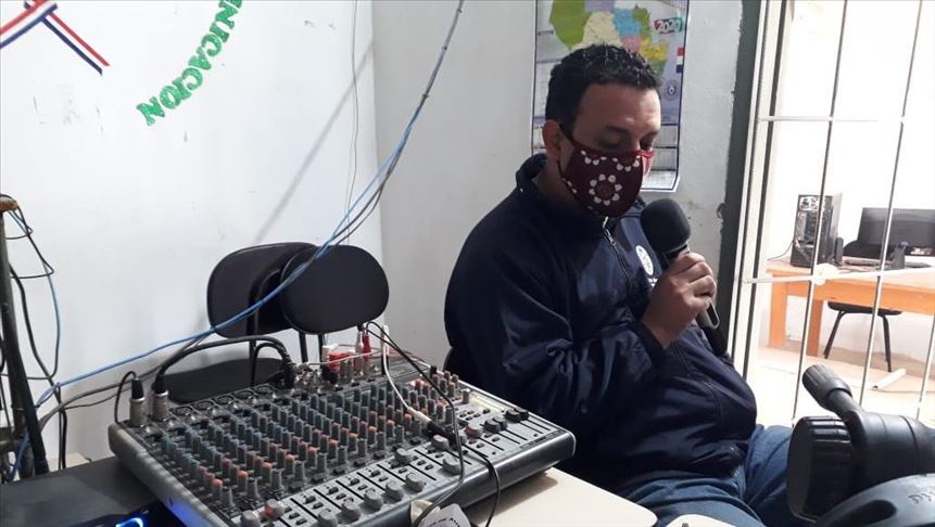 La radio indígena paraguaya que lucha por mantener su identidad en medio de una comunidad menonita