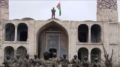Artêşa Azerbeycanê li Axdama ku ji dagirkeriyê hat xilaskirin ala danî, li mizgefta bajêr bang hat dayîn