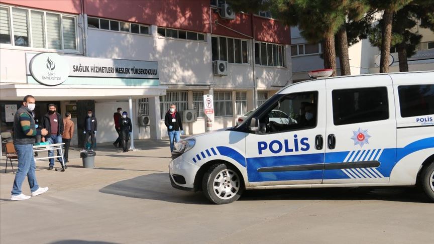 Emniyet ekipleri KPSS'ye geç kalanların imdadına yetişti