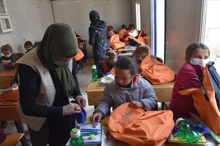 جمعية دولية توزع مساعدات على أطفال إدلب السورية