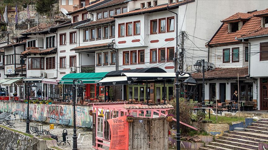Prizren'in yıkılan evlerinin kapı ve pencereleri sergide buluştu