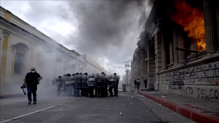Gvatemala: Demonstranti izazvali požar u zgradi Kongresa