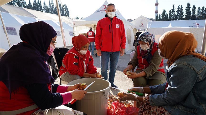 Turkey: Foreign students volunteer to aid quake victims