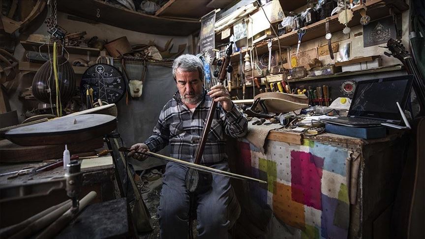 Unutulmaya yüz tutmuş 800 farklı müzik enstrümanını yeniden yaptı