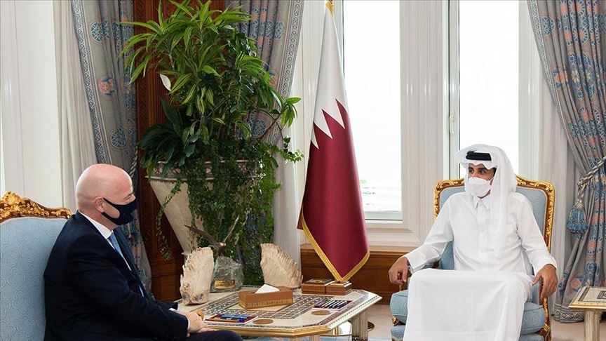 أمير قطر يبحث مع إنفانتينو تطورات استضافة كأس العالم 2022