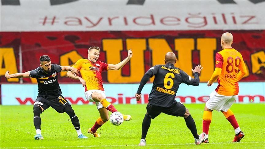 Galatasaray upset fans, drawing with 10-man Kayserispor