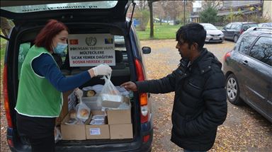 IHH dijeli tople obroke hrane migrantima u Tuzli