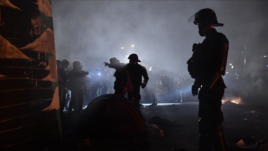 France : les violentes images des forces de l’ordre chassant des exilés à Paris font scandale