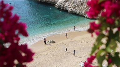 Dünyaca ünlü Kaputaş Plajı'nda kasımda deniz, kum ve güneş keyfi