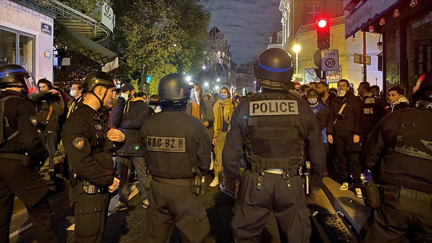 Paris'te sığınmacıların tahliyesinde şiddet uygulayan polislere görevden uzaklaştırma cezası