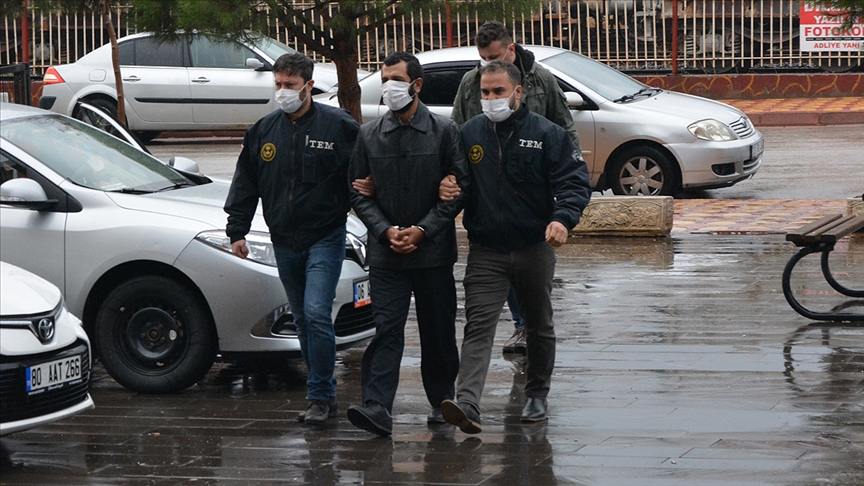 Kırmızı bültenle aranırken Gaziantep'te yakalanan FETÖ zanlısı adliyeye sevk edildi