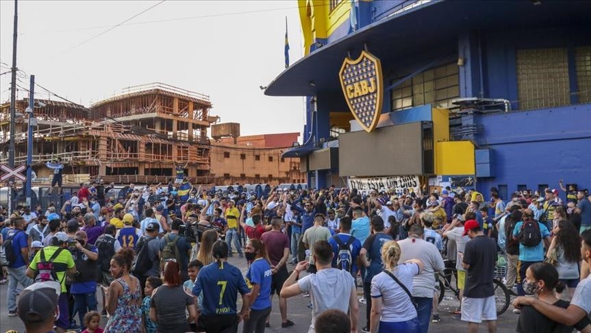 الشعب الأرجنتيني ينزل الشوارع حزنا على "مارادونا"