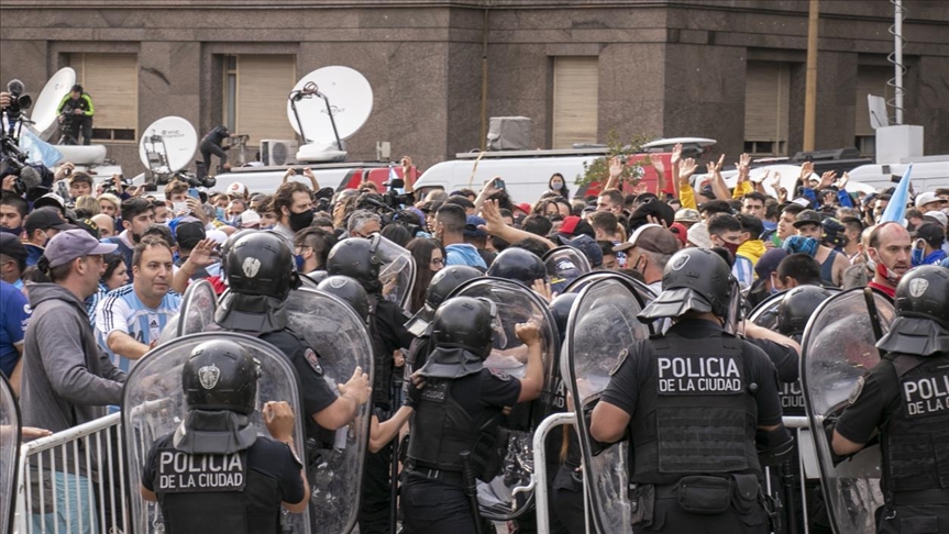 Disturbios entre fanáticos y la Policía en Buenos Aires en medio del velorio de Diego Maradona