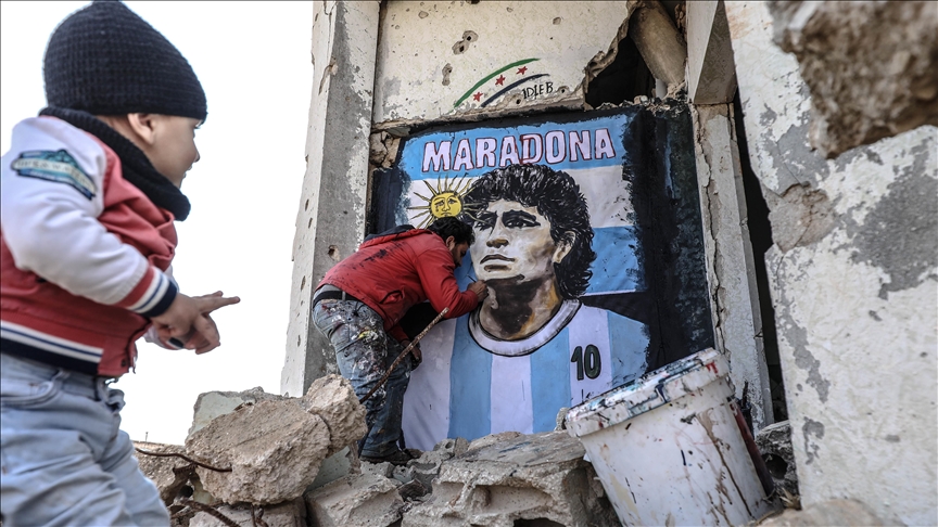 Artisti sirian vizaton në muret e rrënojave portretin e Maradonës