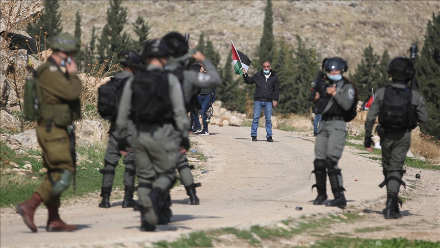 جنود إسرائيليون يحتفون بإصابة متظاهر فلسطيني بالضفة