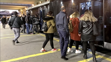 İstanbul'da toplu taşıma araçlarında ve duraklarda yolcu yoğunluğu