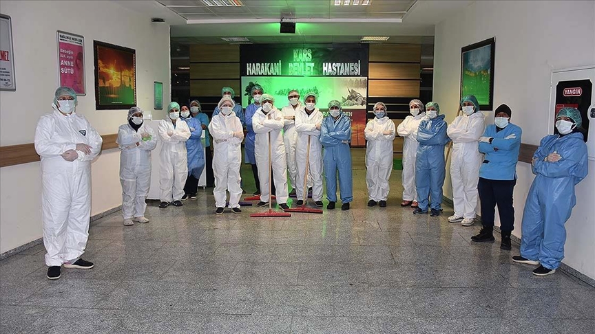 Temizlik görevlileri hastanelerin hijyeni için gece gündüz görev yapıyor