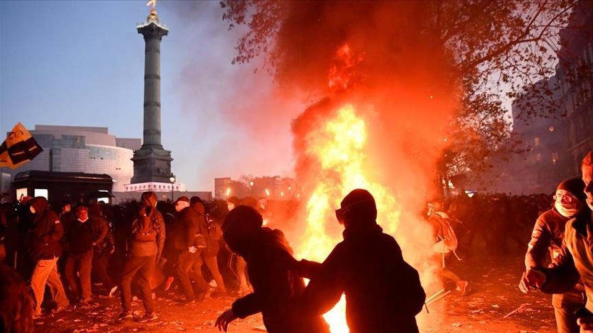 باريس.. مواجهة احتجاج ضد عنف الشرطة بالغاز المسيل للدموع
