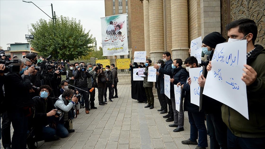 طهران.. مظاهرة منددة باغتيال العالم النووي فخري زادة