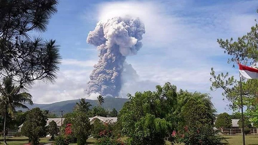 فوران کوه آتشفشان ایل لووتولوک در اندونزی