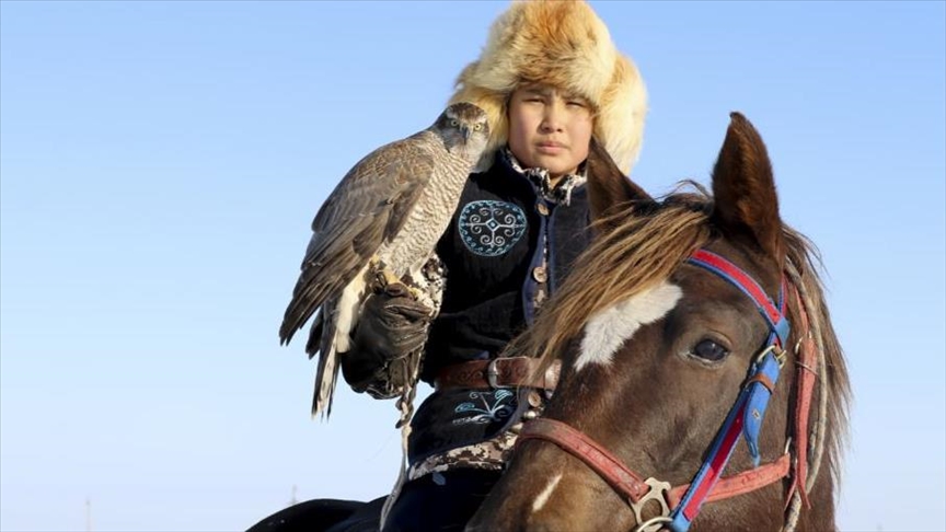  كازاخستان.. أجيال تتوارث رياضة الصيد بالنسر القناص