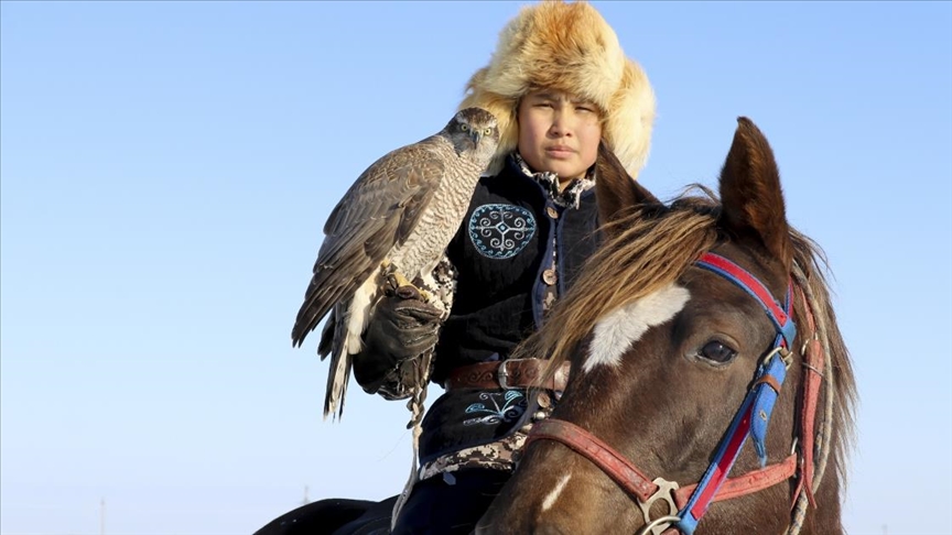 Kazakistan’da kartalla avcılık nesilden nesle aktarılıyor