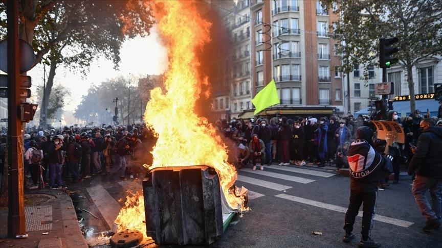 Photographer seriously hurt during Paris protest