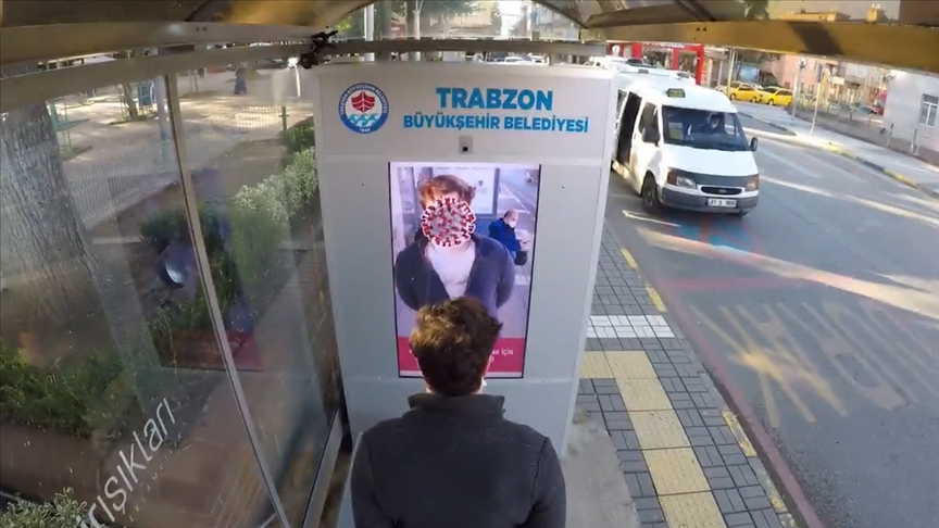 Trabzon'da maske takmayanlar, yüzünü koronavirüse çeviren özel yazılımlı dijital ekranlarla uyarılıyor