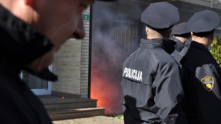 Bosna Hersek'teki seçimlerde usulsüzlük yapıldığı iddiasıyla Srebrenista ve Tuzla'da operasyon düzenlendi
