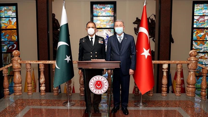 Turkish defense minister meets Pakistan naval chief