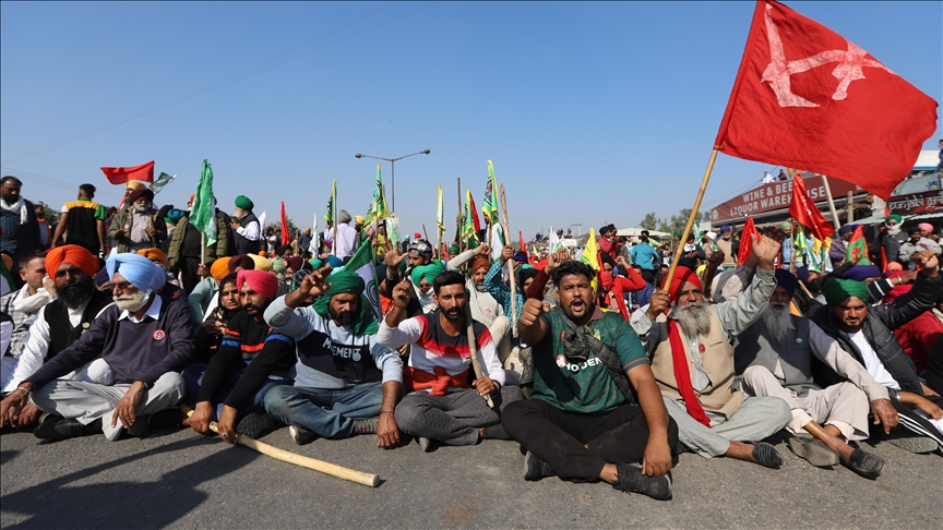 Indian farmers block roads as protest swells