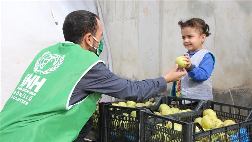 توزیع  470 تن میوه و سبزیجات میان آوارگان سوری در عفرین و ادلب