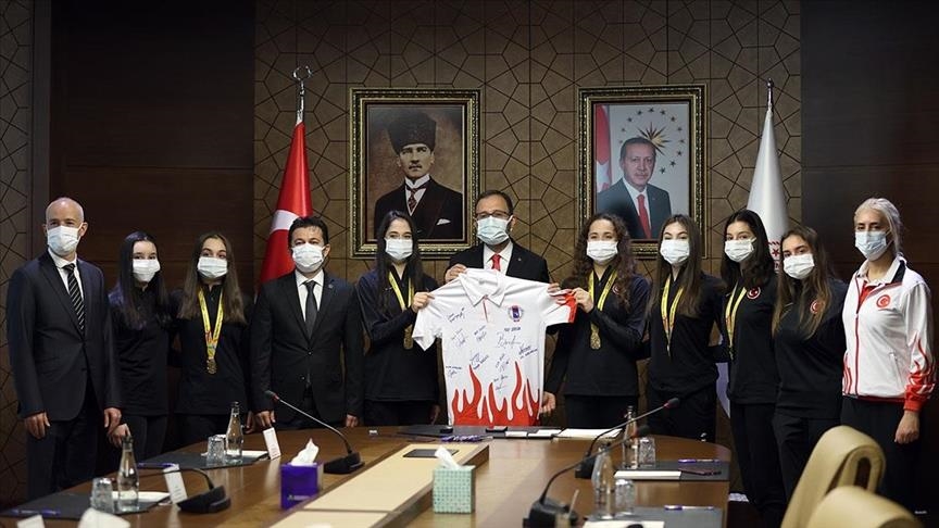 Turkish rhythmic gymnastics team visits sports minister