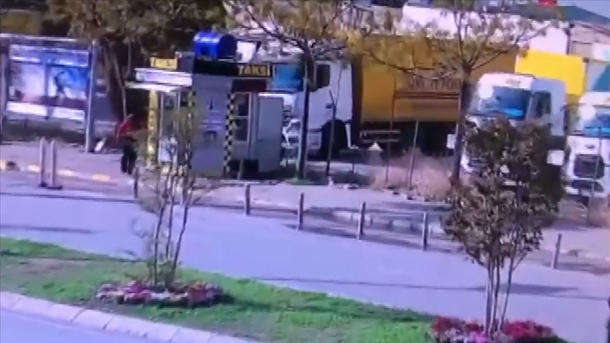 İzmir depreminin 'dehşet' anları güvenlik kameralarına yansıdı