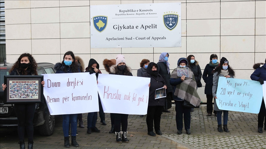 Familjarët e viktimave të luftës nga Krusha e Madhe dhe e Vogël protestojnë para Gjykatës së Apelit