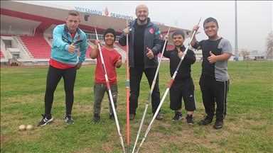 Kendisi gibi engelli insanların hayatına dokunarak şampiyon sporcular yetiştiriyor