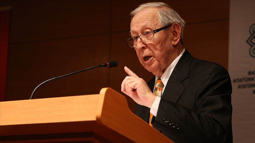 Türkiye'nin ilk Kültür Bakanı: Talat Sait Halman