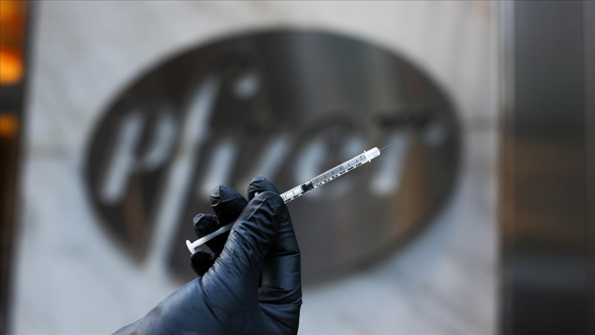 Pfizer reduce a la mitad el número de vacunas contra COVID-19 que fabricará en 2020