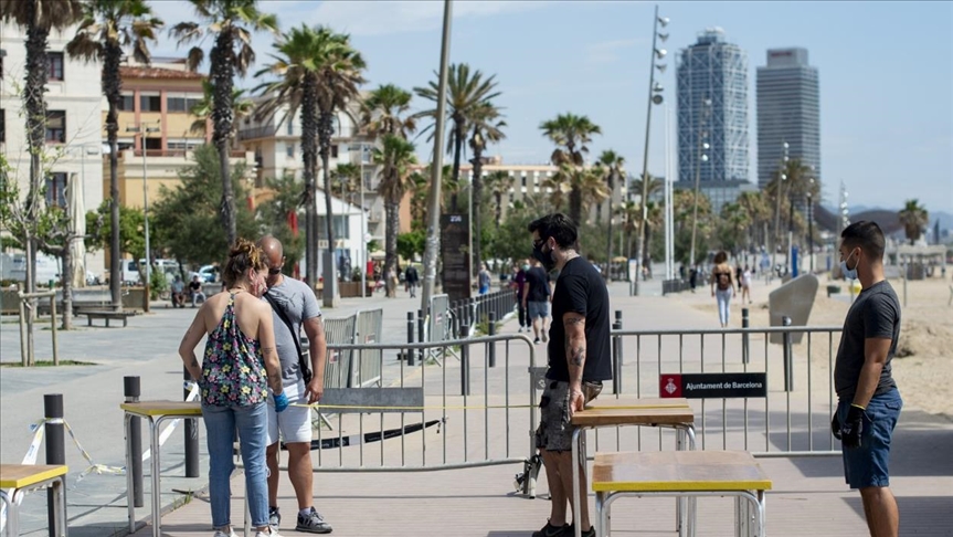 España: Cataluña detiene la reactivación económica ante un repunte en los casos de COVID-19