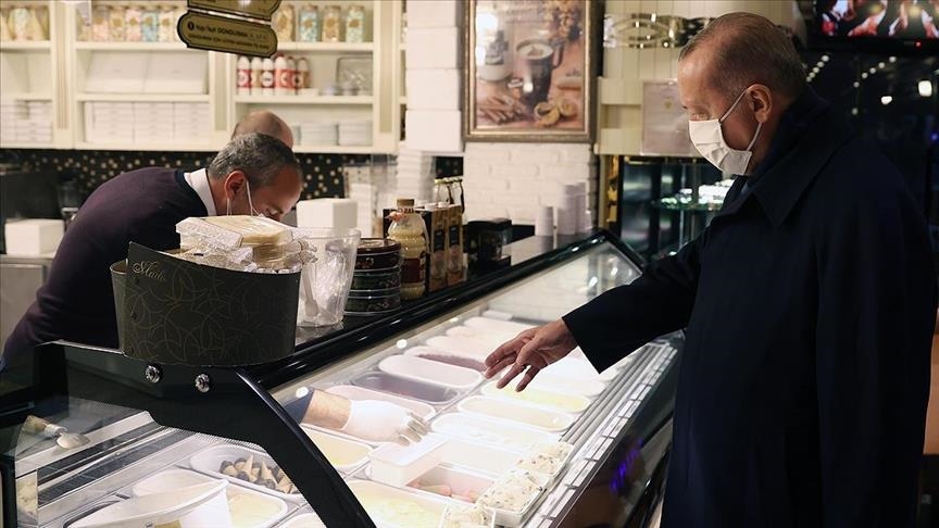 خرید اردوغان از یک شیرینی‌فروشی در استانبول
