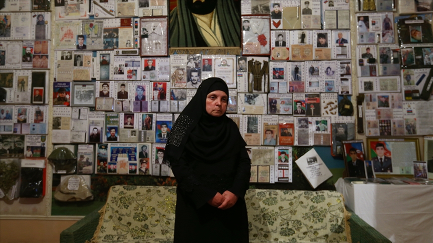 متحف منزلي.. سيدة أذربيجانية تعرض مقتنيات 500 شهيد (تقرير)