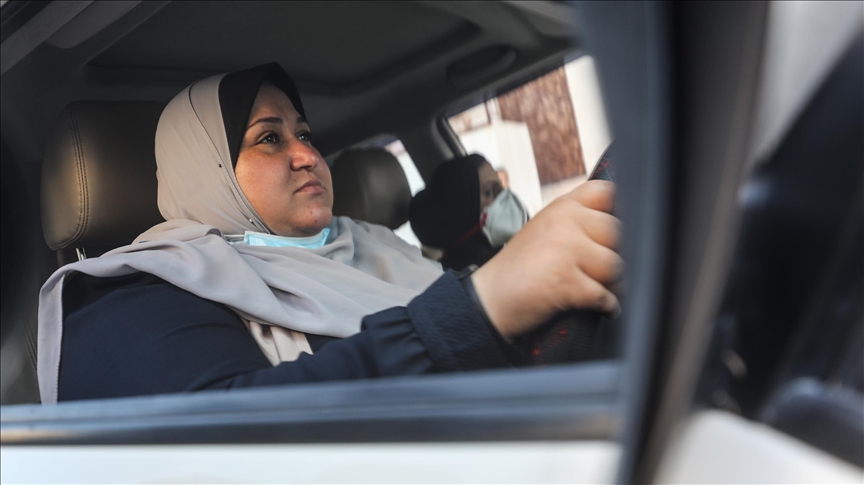 غزة.. فلسطينية تكسر احتكار الرجال لمهنة "السياقة" (قصة اجتماعية)