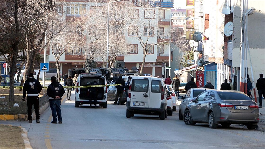 Eşi ve çocuklarını silahla vurup polisten kaçmaya çalışan zanlı yaralı yakalandı