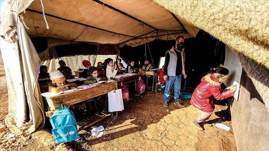 Syrian refugees hold school in tents for their children