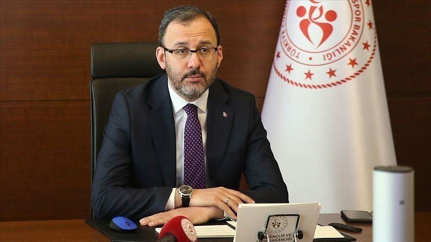وزير الرياضة التركي يجدد رفضه لعنصرية أحد الحكام ضد "باشاك شهير"