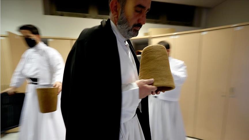 Depuis des siècles, les Derviches Tourneurs reprennent l'appel "viens" de Mevlana
